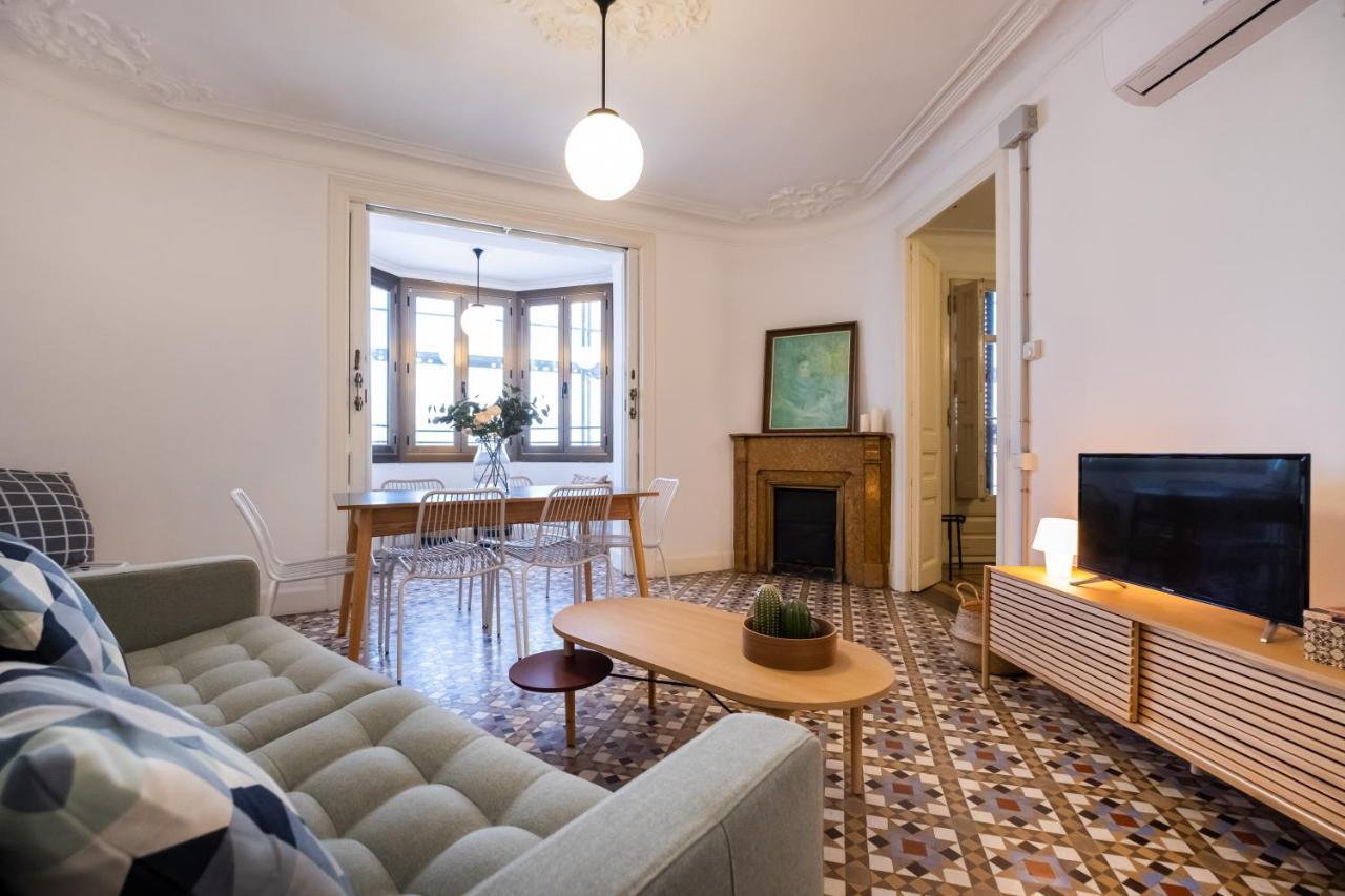 B42 - Modernist Apartment For Large Groups In Eixample バルセロナ エクステリア 写真